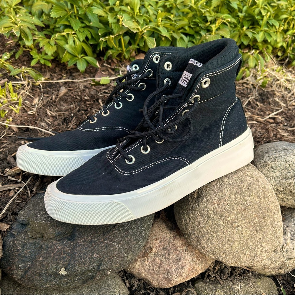 RARE Converse canvas high tops. Mens sz 8, women 9.5. Barely worn!